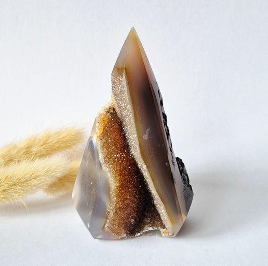 Druzy Grauer Achat - Tropfenförmiger stehender Edelsteinkristall - Nr. 12. 86 Gramm
