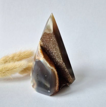 Druzy Grauer Achat - Tropfenförmiger stehender Edelsteinkristall - Nr. 12. 86 Gramm