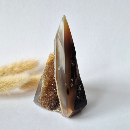 Druzy Grauer Achat - Tropfenförmiger stehender Edelsteinkristall - Nr. 12. 86 Gramm