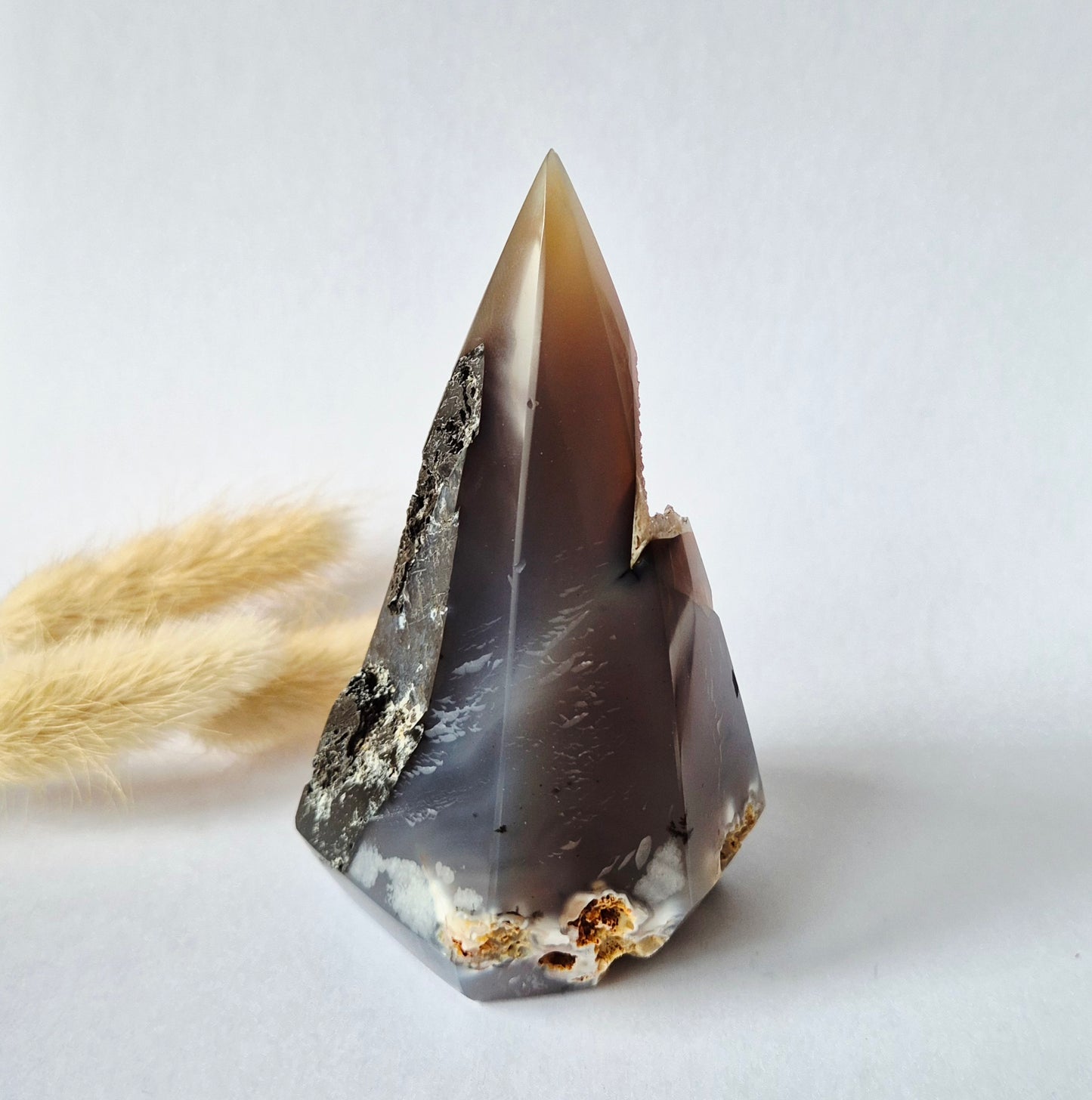Druzy Grauer Achat - Tropfenförmiger stehender Edelsteinkristall - Nr. 12. 86 Gramm