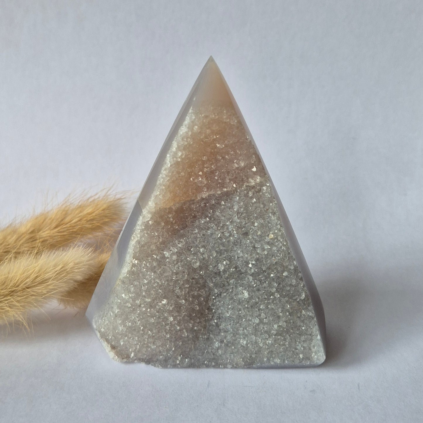 Druzy Grauer Achat - Tropfenförmiger stehender Edelsteinkristall - Nr. 12. 86 Gramm