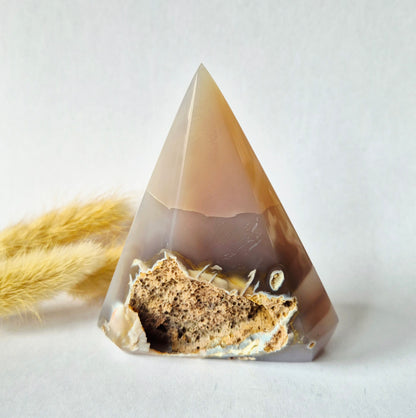 Druzy Grauer Achat - Tropfenförmiger stehender Edelsteinkristall - Nr. 12. 86 Gramm
