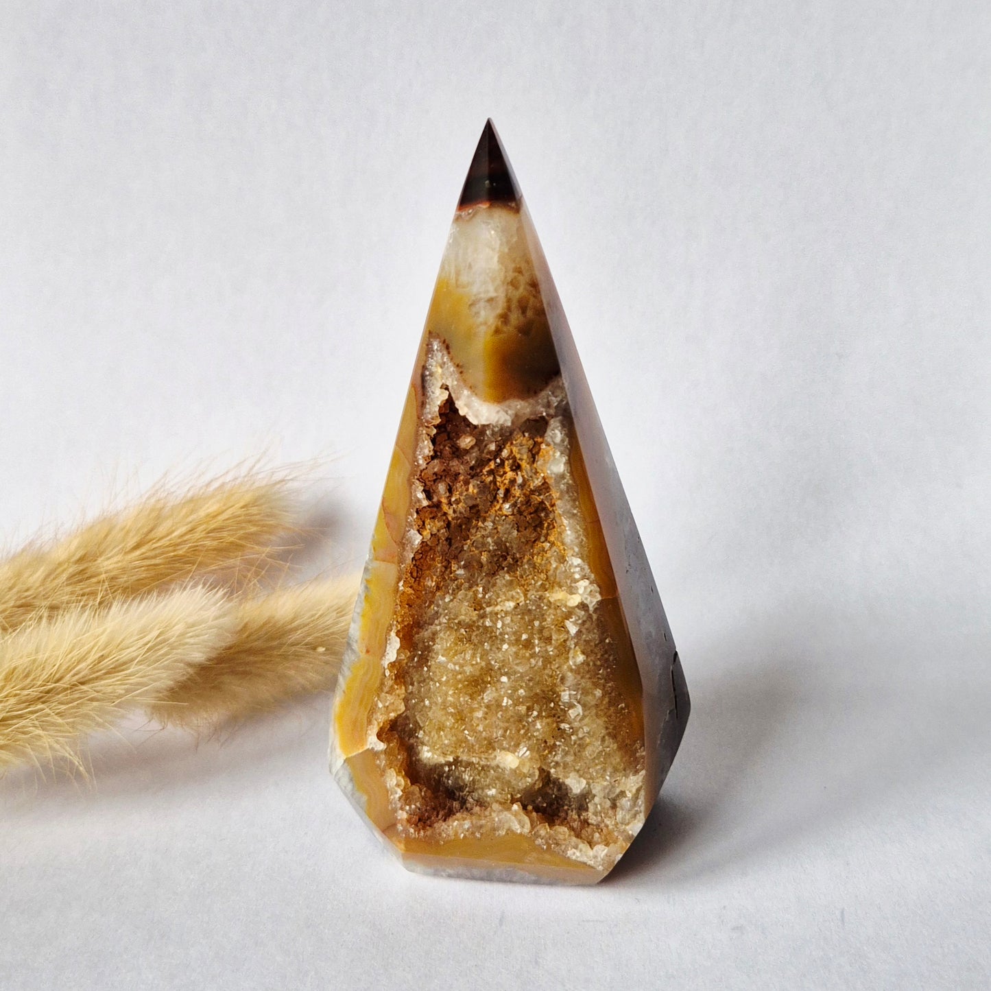 Druzy Grauer Achat - Tropfenförmiger stehender Edelsteinkristall - Nr. 12. 86 Gramm