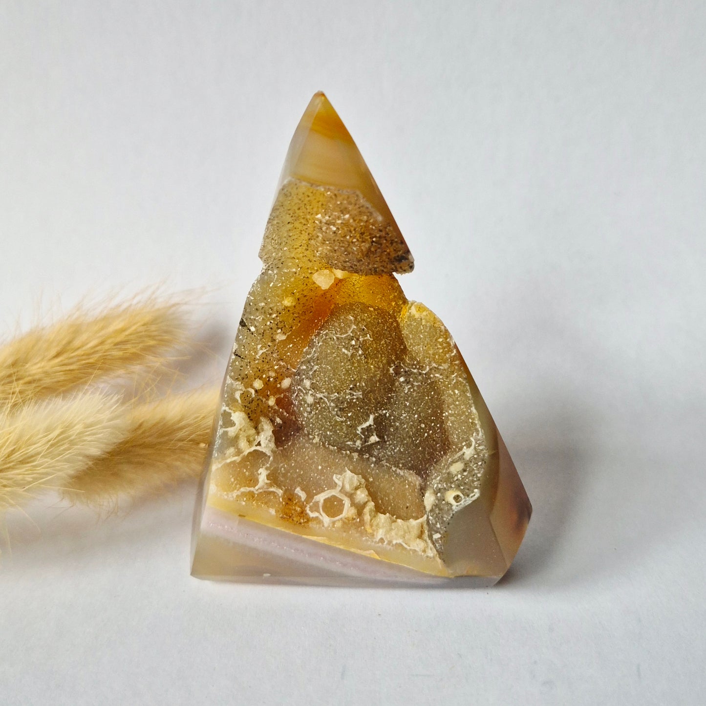 Druzy Grauer Achat - Tropfenförmiger stehender Edelsteinkristall - Nr. 12. 86 Gramm