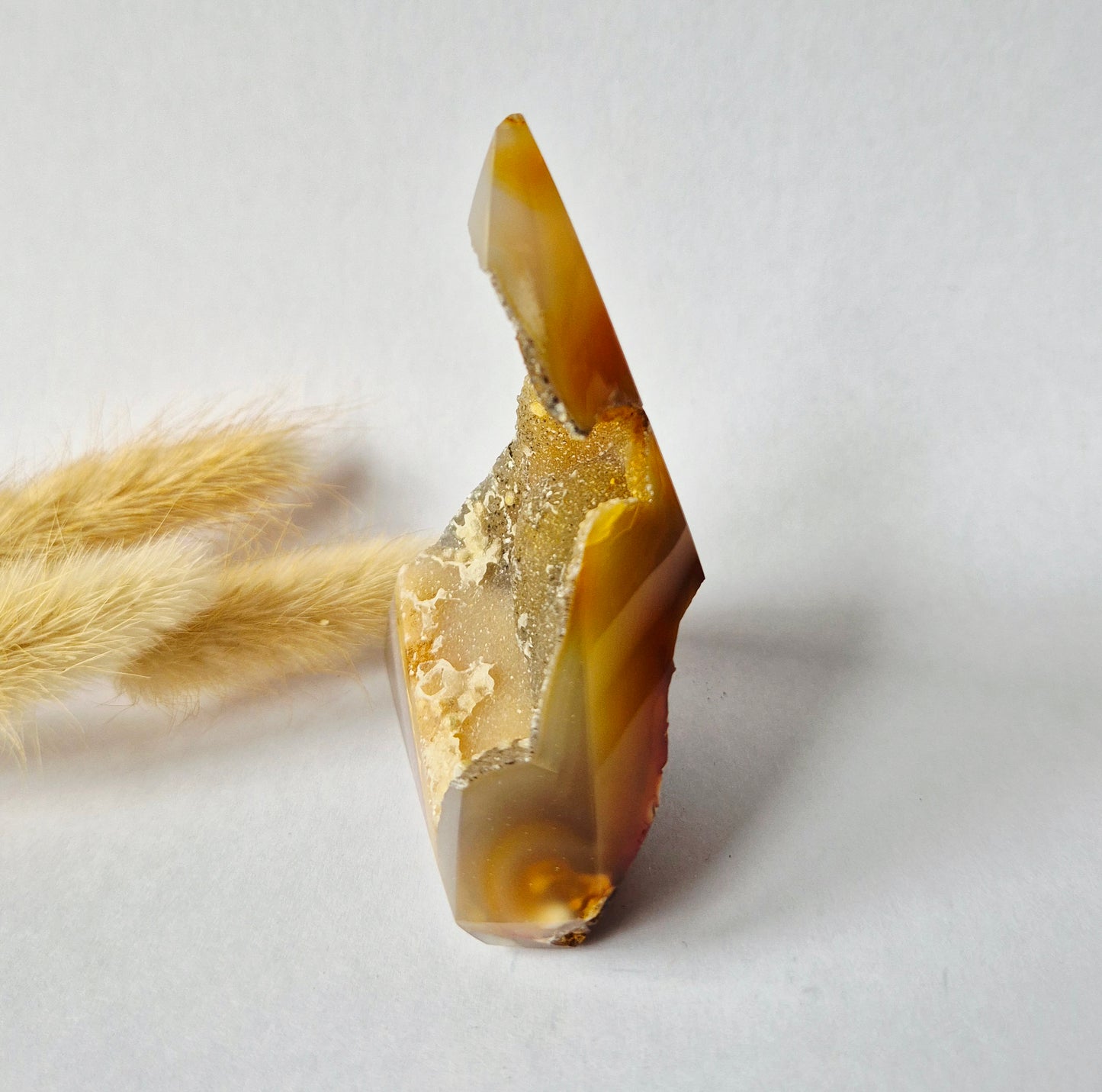 Druzy Grauer Achat - Tropfenförmiger stehender Edelsteinkristall - Nr. 12. 86 Gramm
