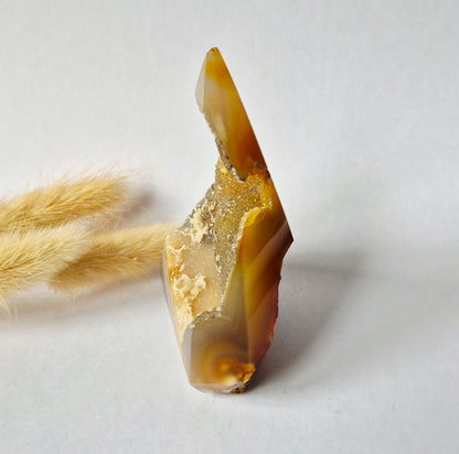 Druzy Grauer Achat - Tropfenförmiger stehender Edelsteinkristall - Nr. 12. 86 Gramm