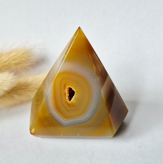 Druzy Grauer Achat - Tropfenförmiger stehender Edelsteinkristall - Nr. 12. 86 Gramm
