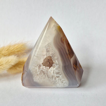 Druzy Grauer Achat - Tropfenförmiger stehender Edelsteinkristall - Nr. 12. 86 Gramm