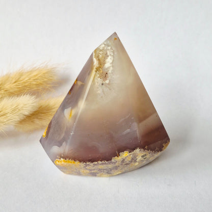 Druzy Grauer Achat - Tropfenförmiger stehender Edelsteinkristall - Nr. 12. 86 Gramm