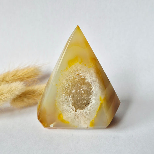 Druzy Grauer Achat - Tropfenförmiger stehender Edelsteinkristall - Nr. 12. 86 Gramm