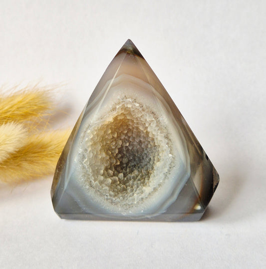 Druzy Grauer Achat - Tropfenförmiger stehender Edelsteinkristall - Nr. 12. 86 Gramm
