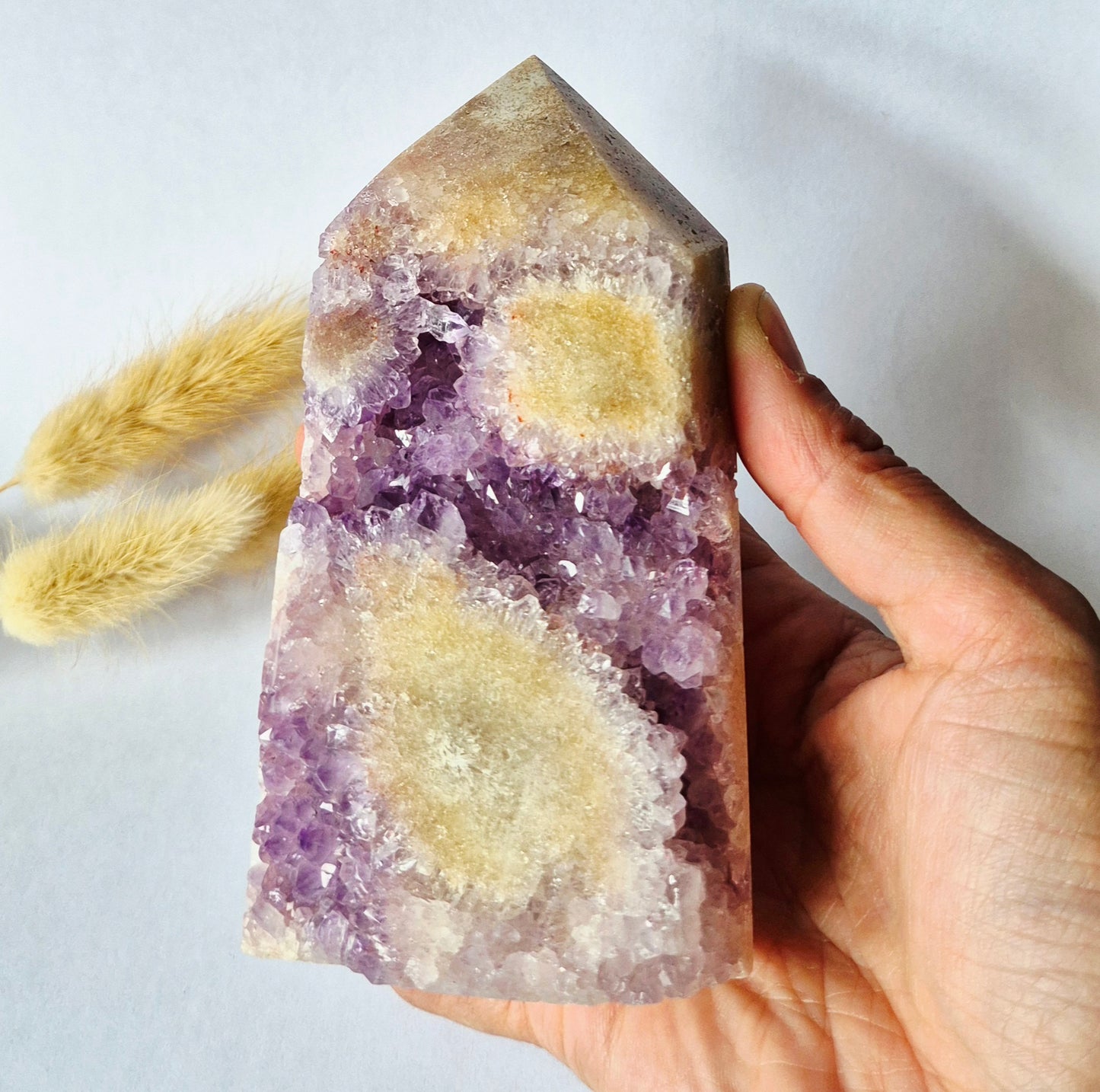Flower Agaat Amethist druzy toren van 475 gram met paarse amethist kristallen, grote bloempatronen en natuurlijke geode.