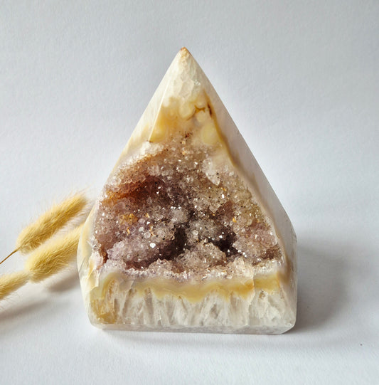 Druzy Grauer Achat - Tropfenförmiger stehender Edelsteinkristall - Nr. 12. 86 Gramm