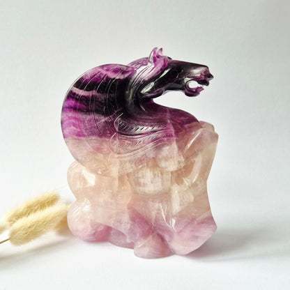 Premium Regenboog Fluoriet Pegasus Carving – Handgesneden Edelsteen Sculptuur – 1329 gram