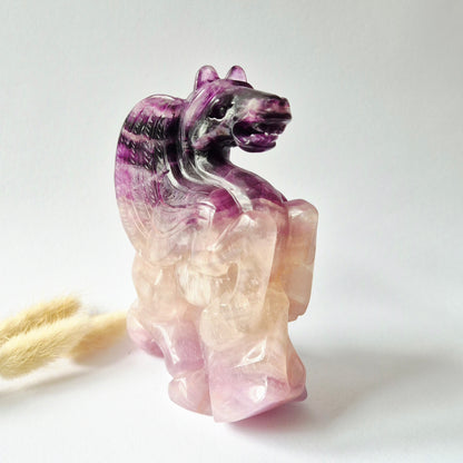 Premium Regenboog Fluoriet Pegasus Carving – Handgesneden Edelsteen Sculptuur – 1329 gram