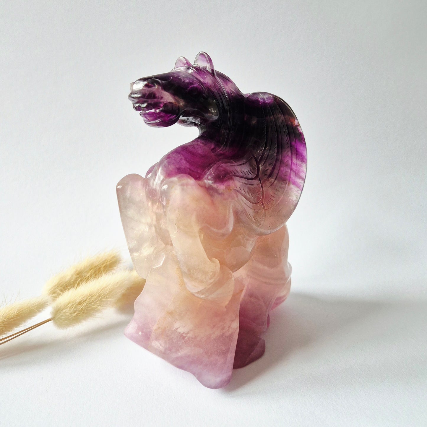 Premium Regenboog Fluoriet Pegasus Carving – Handgesneden Edelsteen Sculptuur – 1329 gram