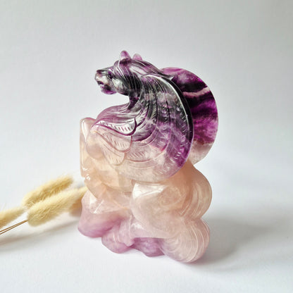 Premium Regenboog Fluoriet Pegasus Carving – Handgesneden Edelsteen Sculptuur – 1329 gram