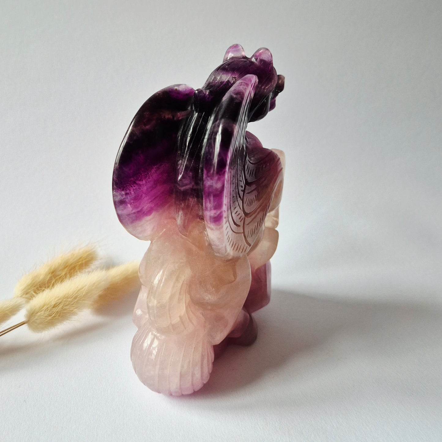 Premium Regenboog Fluoriet Pegasus Carving – Handgesneden Edelsteen Sculptuur – 1329 gram