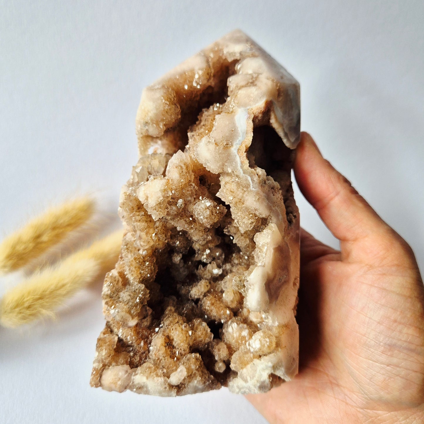 Unieke Druzy Roze Amethist Toren van 711 gram met natuurlijke kristalholtes en sprankelende druzy kristallen uit Argentinië.