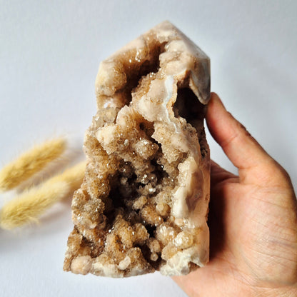 Unieke Druzy Roze Amethist Toren van 711 gram met natuurlijke kristalholtes en sprankelende druzy kristallen uit Argentinië.