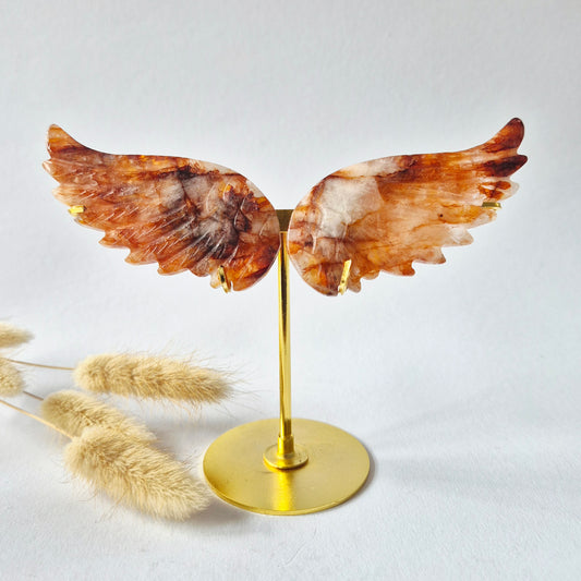 Fire Quartz engelvleugels op gouden standaard met roodbruine en koperkleurige patronen