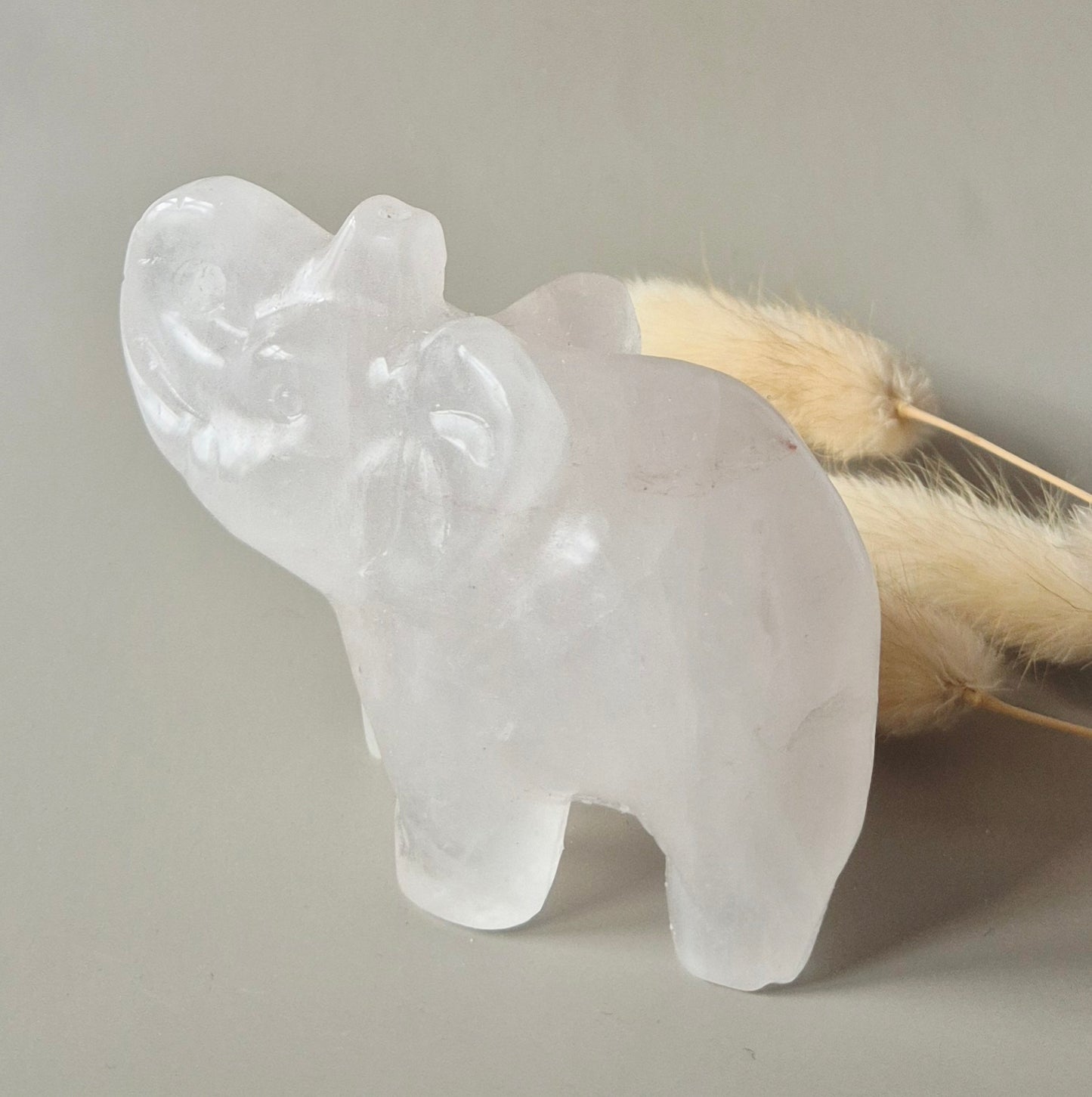 Edelsteinfigur Elefant aus Nephrit-Jade – 5x7 cm