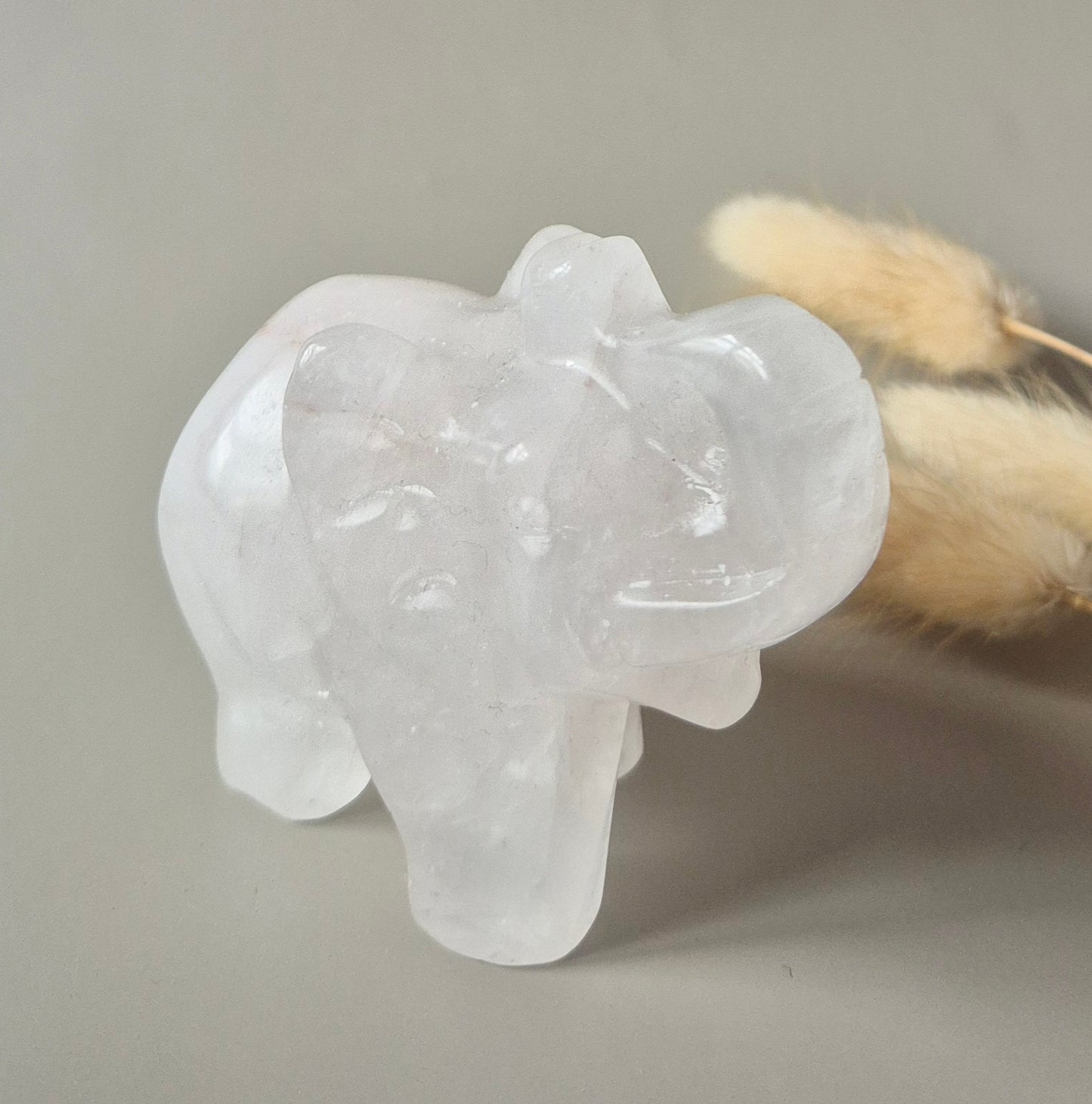 Edelsteinfigur Elefant aus Nephrit-Jade – 5x7 cm