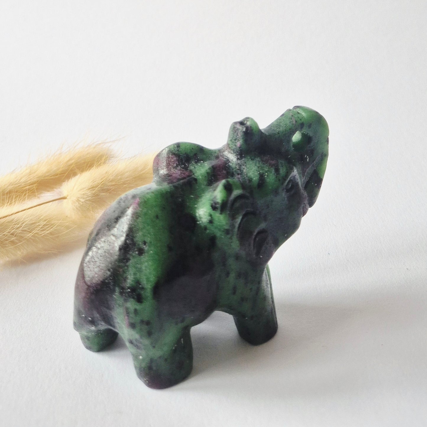 Edelsteinfigur Elefant aus Nephrit-Jade – 5x7 cm