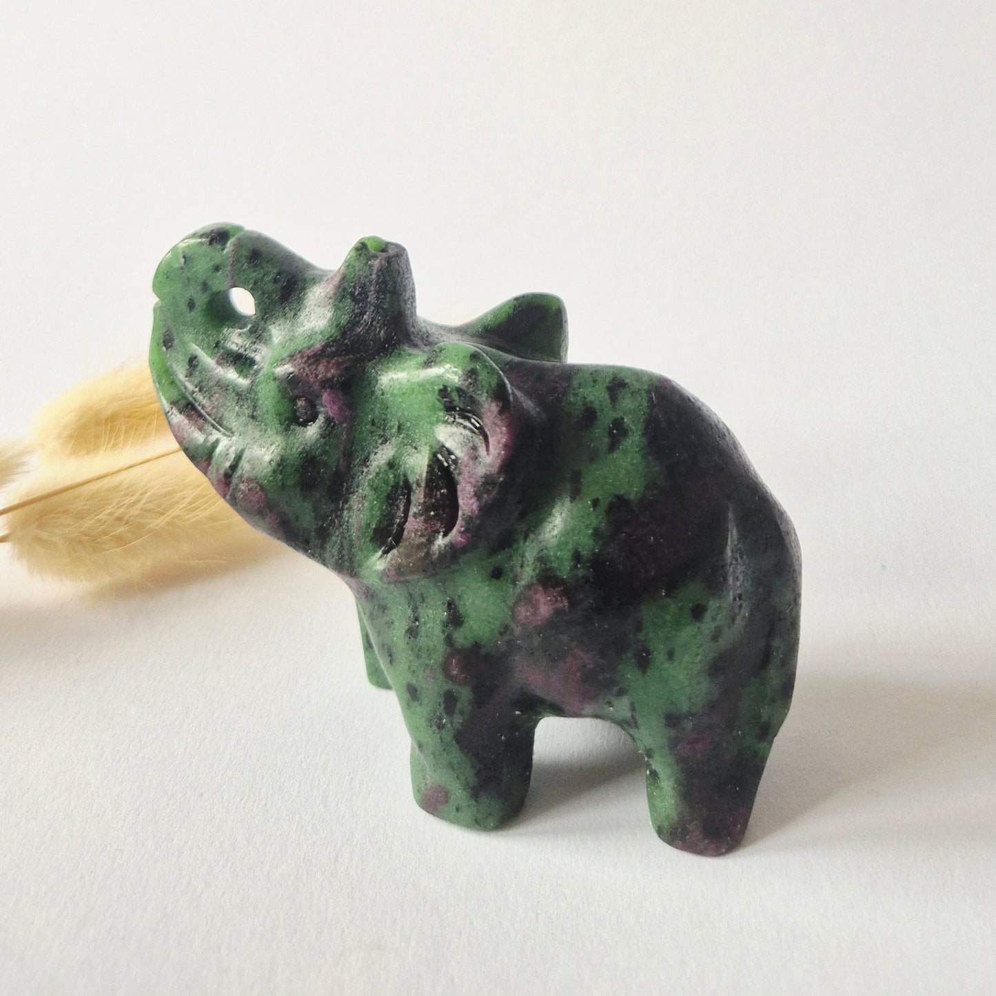 Edelsteinfigur Elefant aus Nephrit-Jade – 5x7 cm