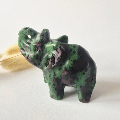 Edelsteinfigur Elefant aus Nephrit-Jade – 5x7 cm