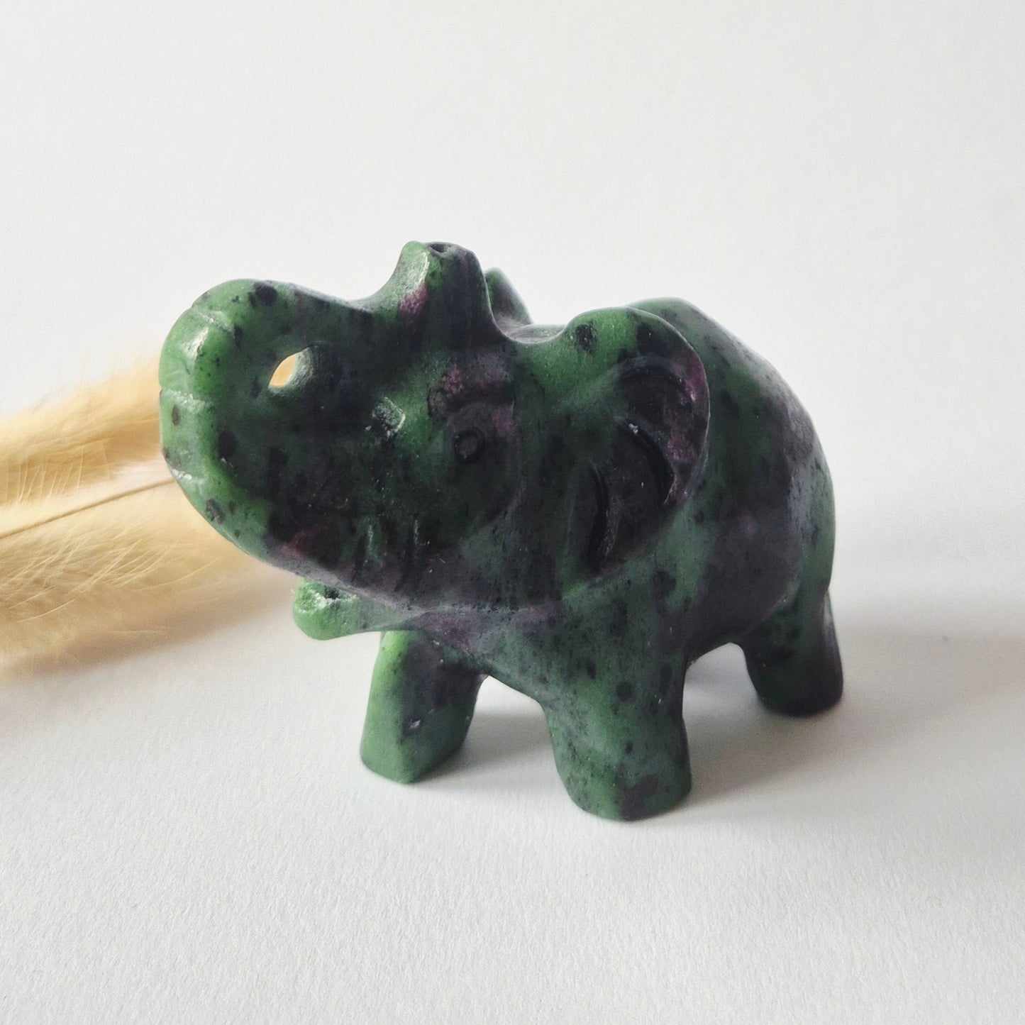 Edelsteinfigur Elefant aus Nephrit-Jade – 5x7 cm