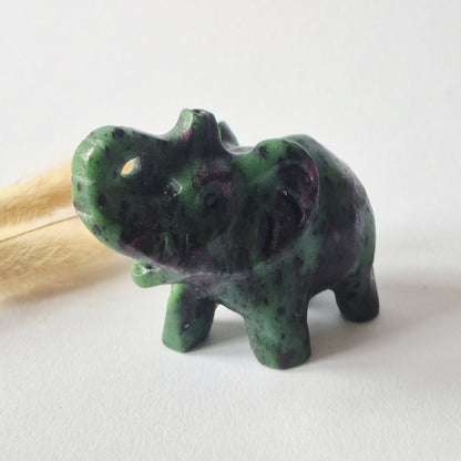 Edelsteinfigur Elefant aus Nephrit-Jade – 5x7 cm