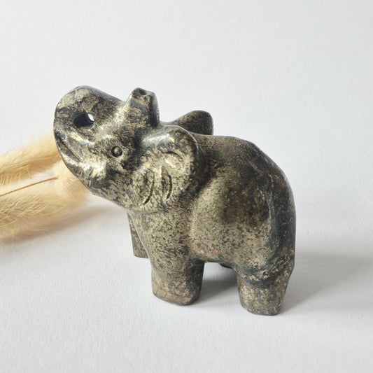 Edelsteinfigur Elefant aus Nephrit-Jade – 5x7 cm