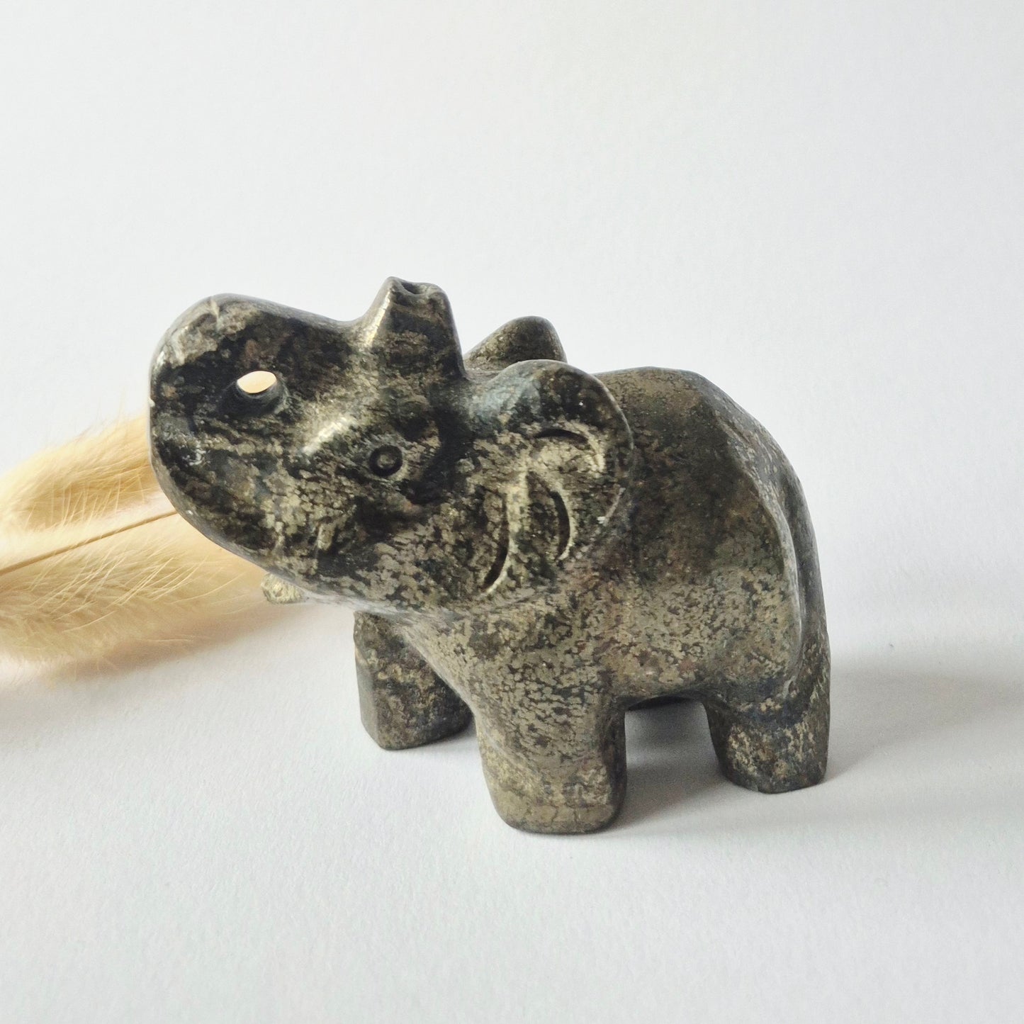 Pyriet Edelsteen Olifant 7x5cm – Handgesneden Kristallen Beeldje