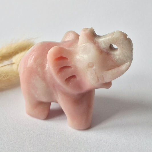 Edelsteinfigur Elefant aus Nephrit-Jade – 5x7 cm