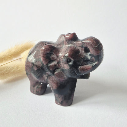 Granaat Edelsteen Olifant 7x5cm – Handgesneden Kristallen Beeldje