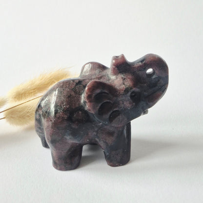Granaat Edelsteen Olifant 7x5cm – Handgesneden Kristallen Beeldje