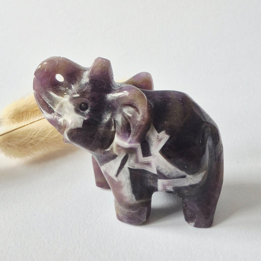 Edelsteinfigur Elefant aus Nephrit-Jade – 5x7 cm