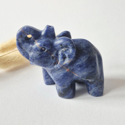 Sodaliet Edelsteen Olifant 7x5cm – Handgesneden Kristallen Beeldje
