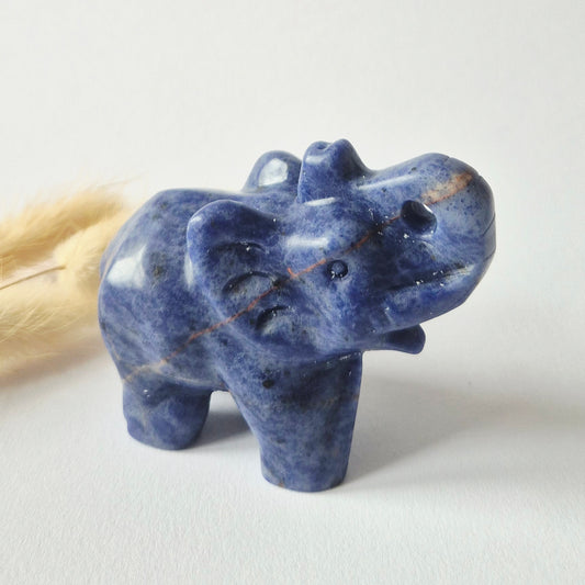 Edelsteinfigur Elefant aus Nephrit-Jade – 5x7 cm