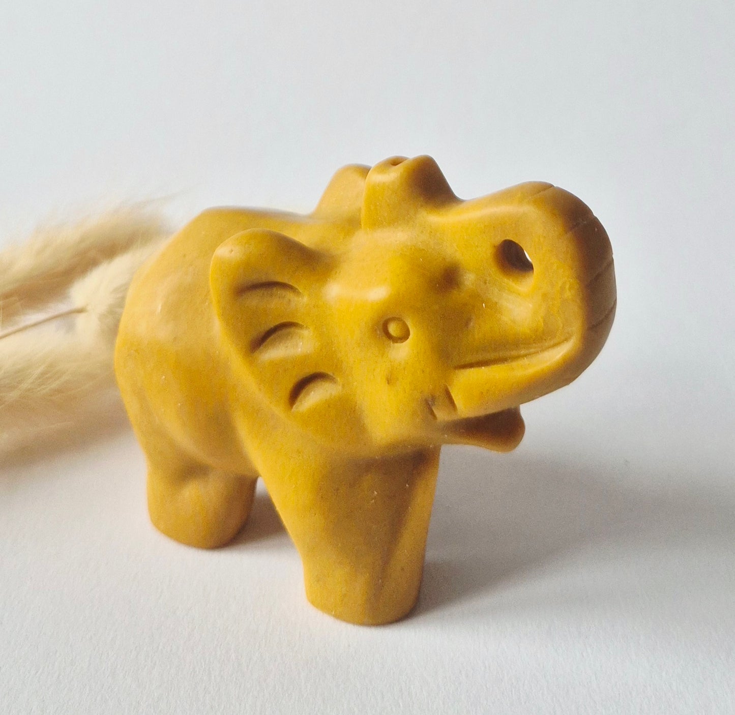 Edelsteinfigur Elefant aus Nephrit-Jade – 5x7 cm