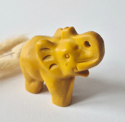 Edelsteinfigur Elefant aus Nephrit-Jade – 5x7 cm