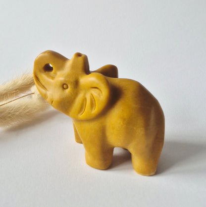 Edelsteinfigur Elefant aus Nephrit-Jade – 5x7 cm