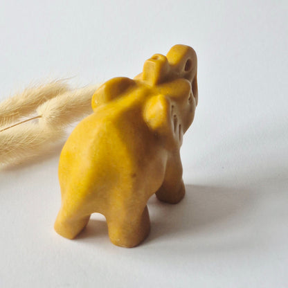 Edelsteinfigur Elefant aus Nephrit-Jade – 5x7 cm