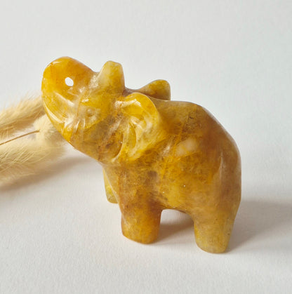 Edelsteinfigur Elefant aus Nephrit-Jade – 5x7 cm