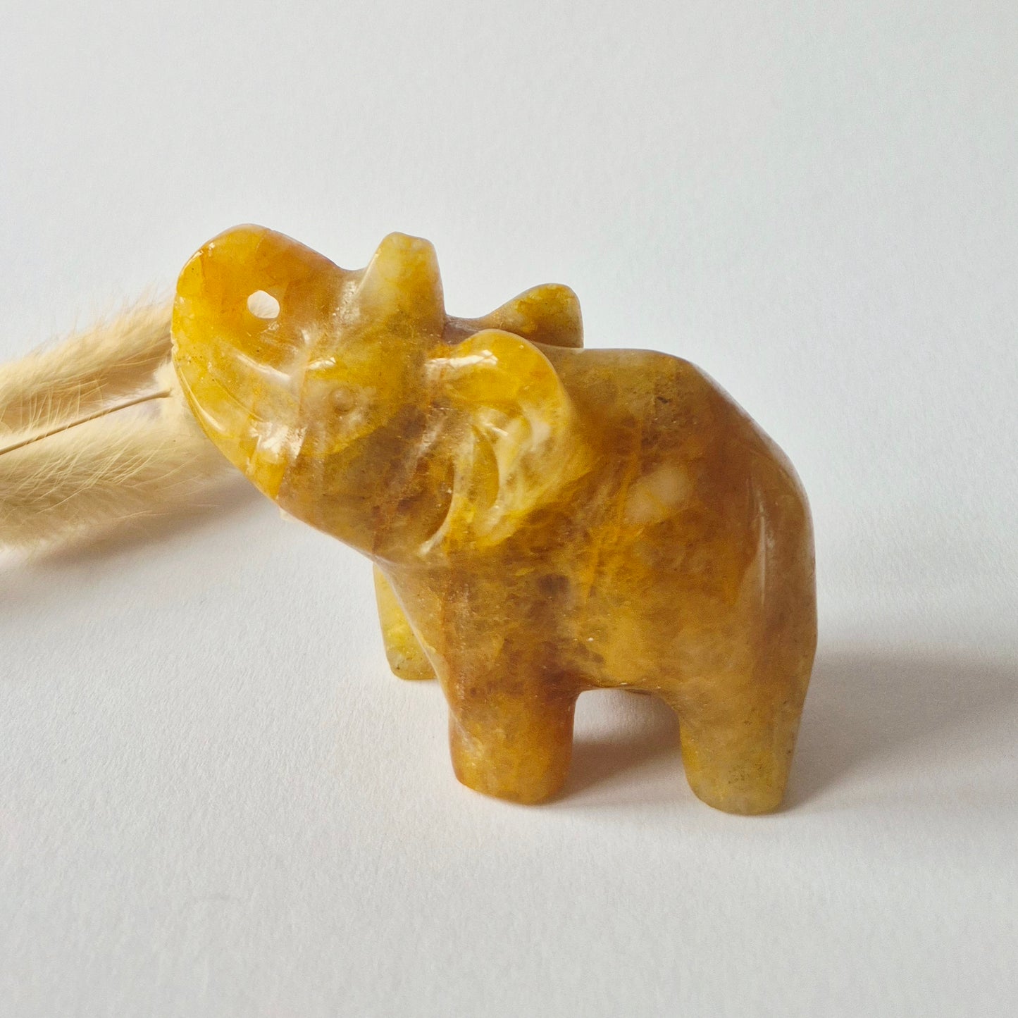 Edelsteinfigur Elefant aus Nephrit-Jade – 5x7 cm