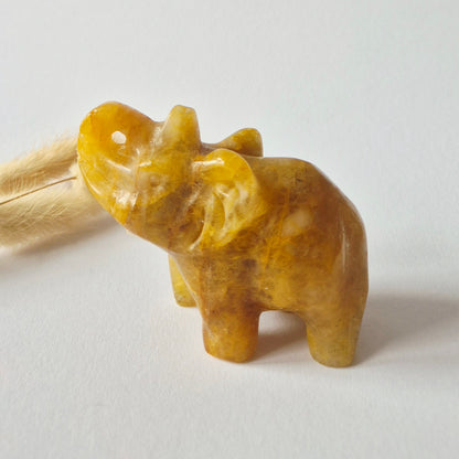 Edelsteinfigur Elefant aus Nephrit-Jade – 5x7 cm
