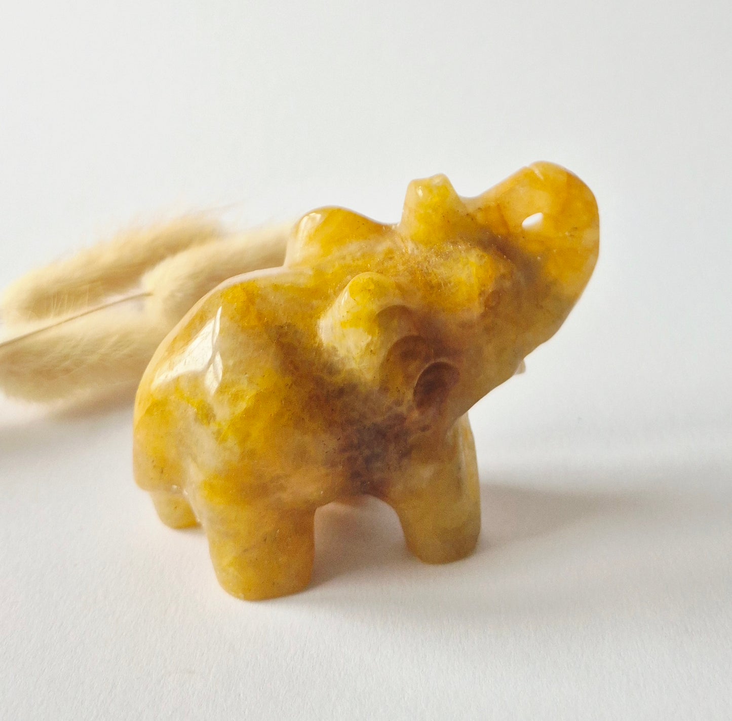 Edelsteinfigur Elefant aus Nephrit-Jade – 5x7 cm