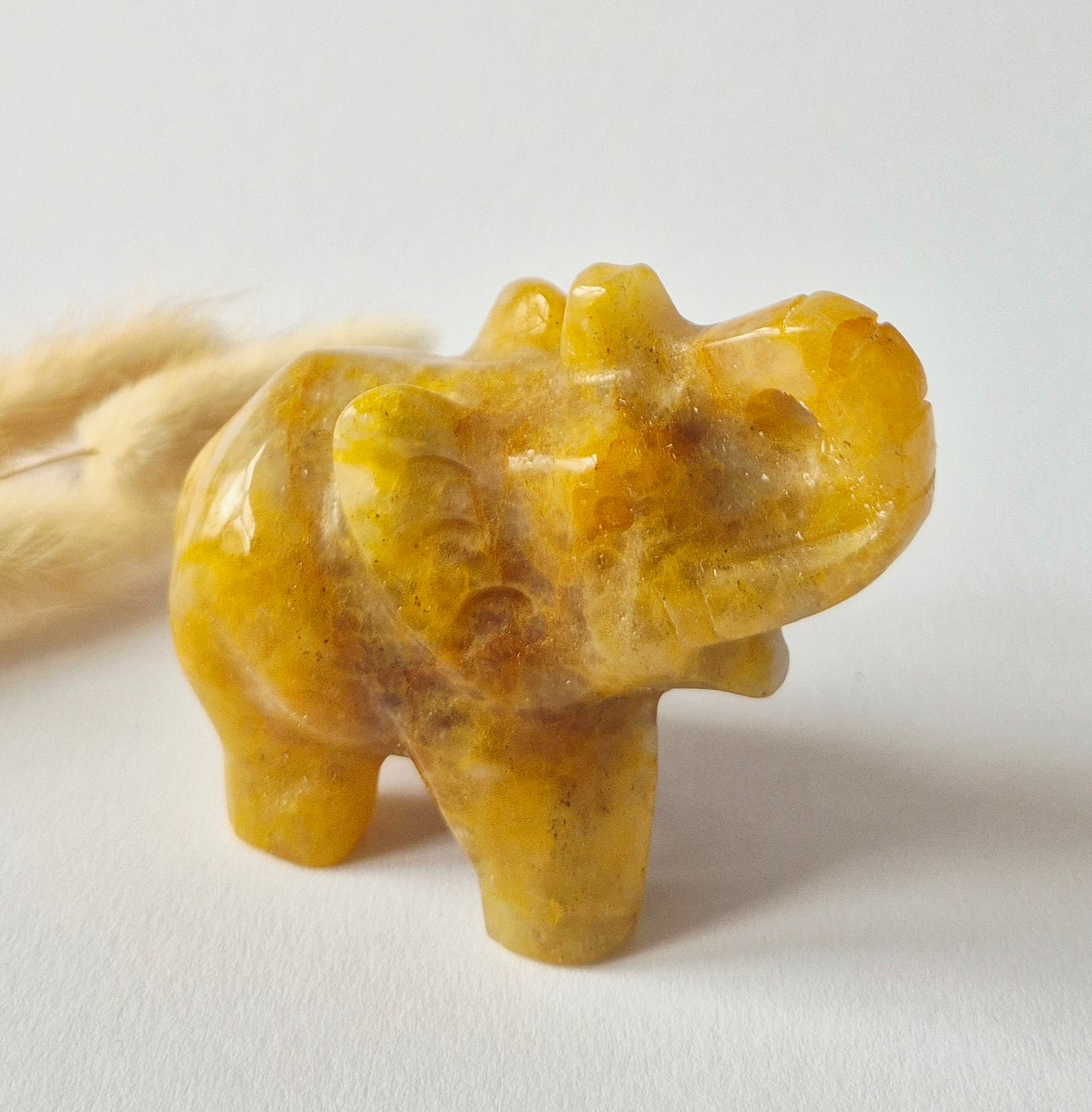 Edelsteinfigur Elefant aus Nephrit-Jade – 5x7 cm