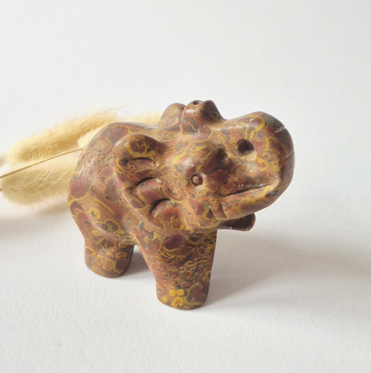 Edelsteinfigur Elefant aus Nephrit-Jade – 5x7 cm